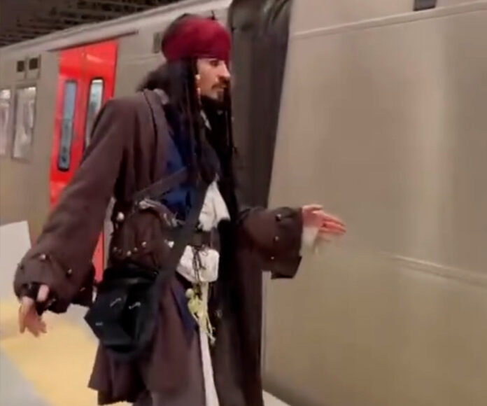 Karib dənizinin qulduru geyimində sərnişin metroda