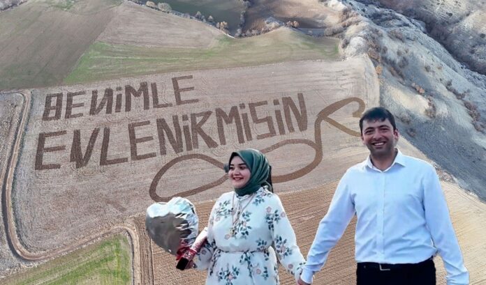 Cihat Ayva traktorla sahəyə yazdığı evlilik təklifi ilə sevgilisinə romantik təklif edir.