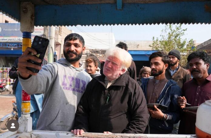 Donald Trump bənzəri Salem Bagga bazarda insanların diqqətini çəkir.