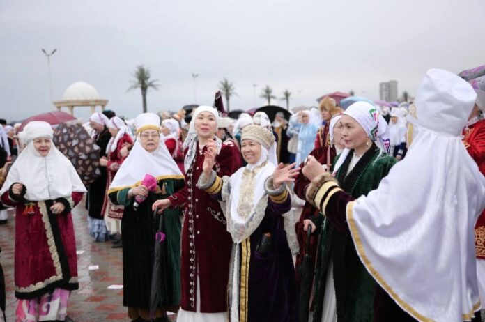 Qazaxıstanda 5500-dən çox insan milli geyimdə Ginnes rekordu qırdı.