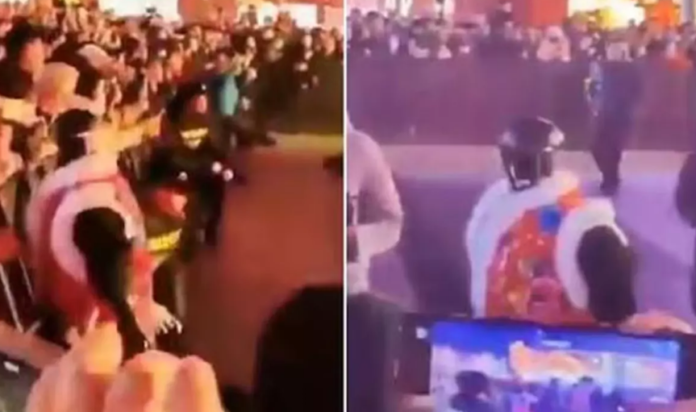 Festivalda süni intellektli robot insanlara hücum edir.
