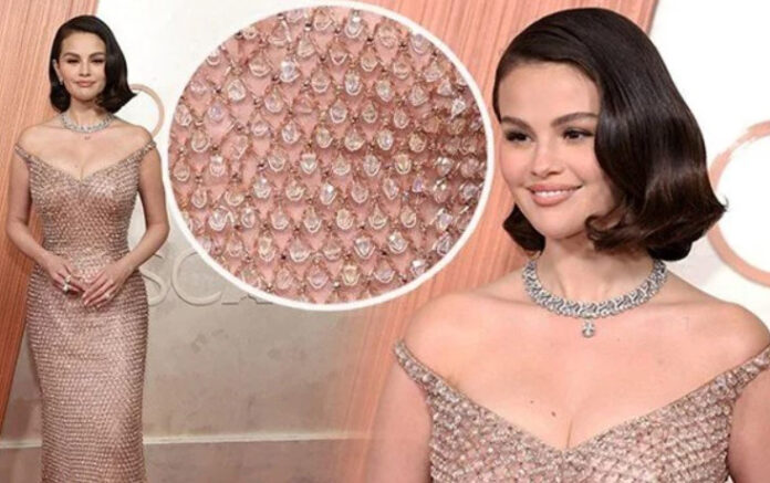 Selena Qomez Oskar 2025 mərasimində qırmızı xalçada 16 min şüşədən ibarət möhtəşəm paltarı ilə